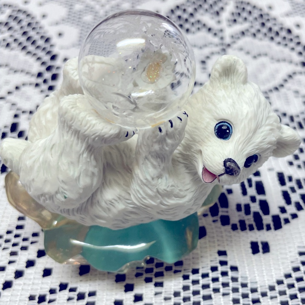 Polar Bear Sculptor Let’s Have a Ball